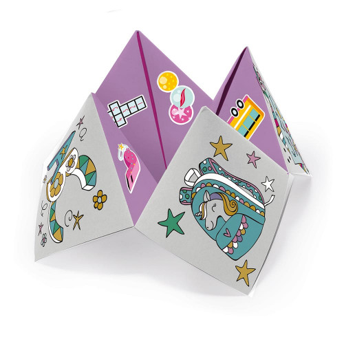 Venez découvrir les origamis cocottes en papier de la collection Atelier du calme  de Janod. Les cocottes en papier ... un jeu indémodable dans les cours de récré ! Pour l'enrichir, Janod vous propose ce set contenant le nécessaire pour créer 24 cocottes, à colorier et à décorer ! De quoi avoir les plus belles cocottes de l'école !