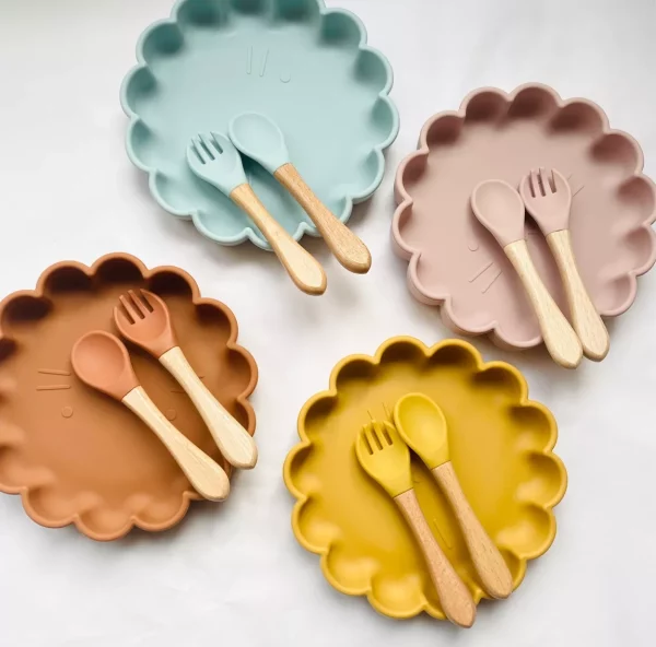 ASSIETTE ET COUVERTS LION JAUNE SILICONE - LES PETITS CITRONS