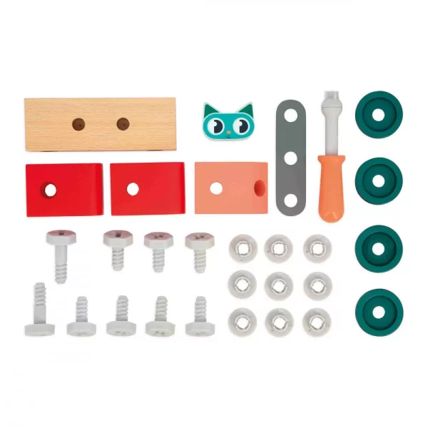 Venez découvrir la voiture à bricoler  de la collection “brico'kids” de la marque Janod. Petit chat débarque sur le chantier ! Cette voiture à construire en bois invite les enfants à partir de 3 ans à développer leur imagination et leur motricité fine en assemblant les pièces, pour ensuite faire la course ! Ce jeu de construction est composé de 10 pièces en bois et de 18 éléments de visserie en plastique (vis, écrous, inserts). Un tournevis est également inclus, ainsi qu'une carte modèle pour accompagner les bricoleurs en herbe dans l'assemblage du véhicule.